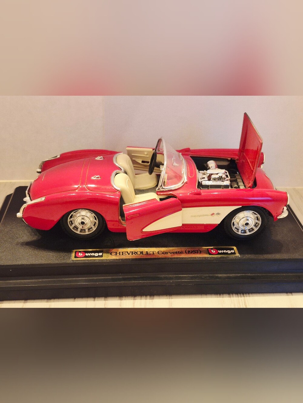 1957 Chevrolet Corvette Die-Cast Model Car – 1:24 scale – With Display Base